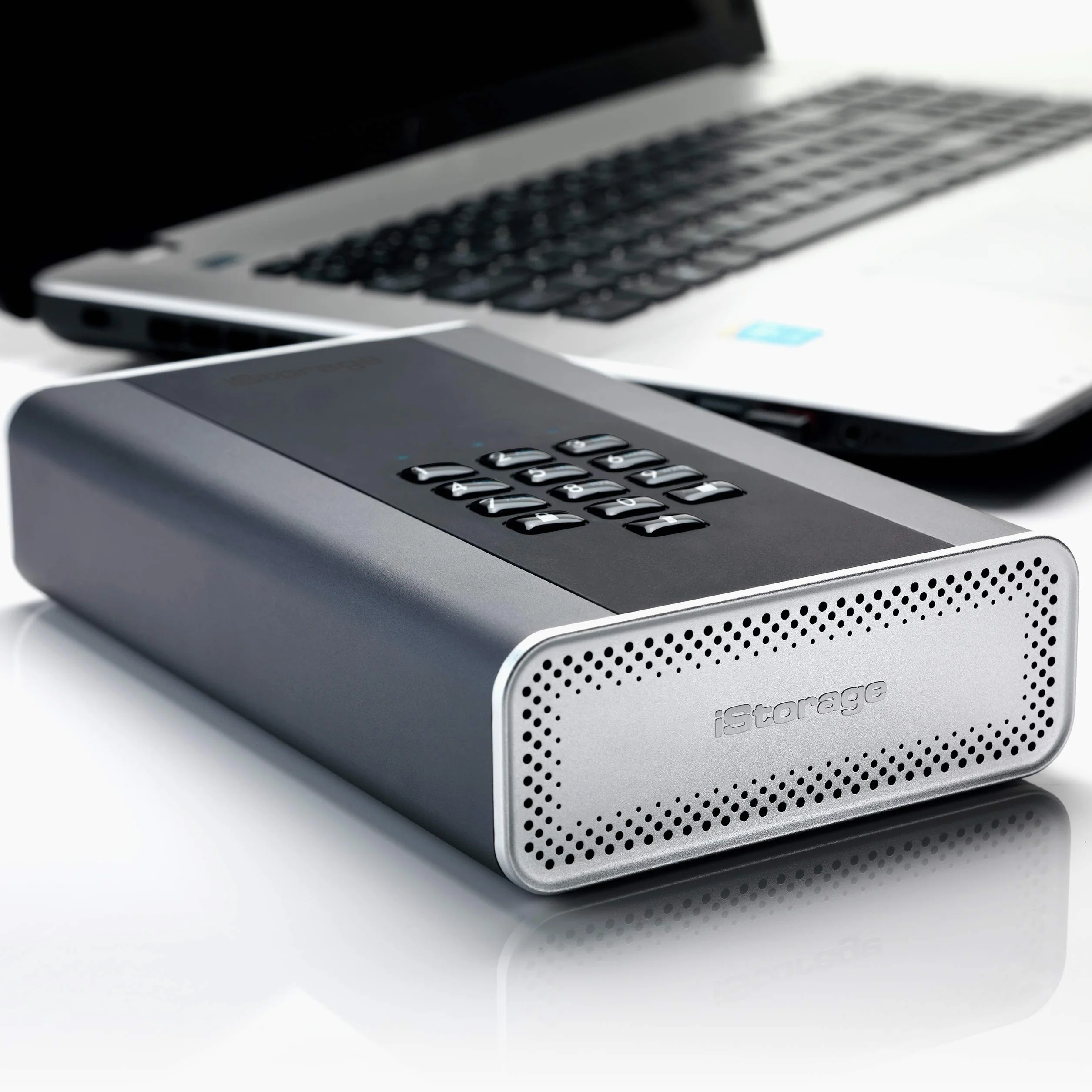 iStorage diskAshur DT2 1 To - Disque dur de bureau crypté sécurisé - FIPS Level-2 - Protégé par mot de passe - Résistant à la poussière et à l'eau